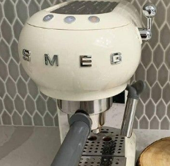 Máy Pha Cà Phê Tự Động Smeg ECF01CREU photo review